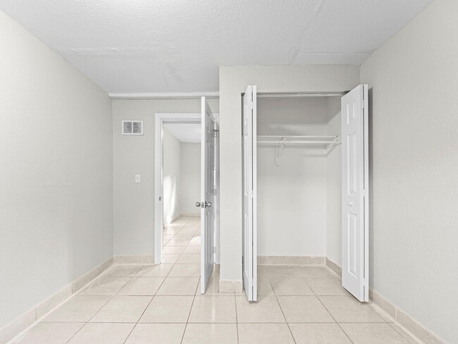 Building Photo - 21200 NE 12th Ct