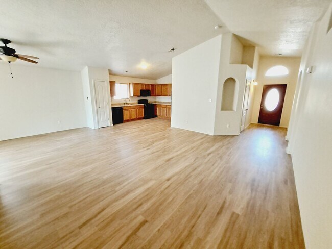 Building Photo - Cute 3 bed 2 bath home