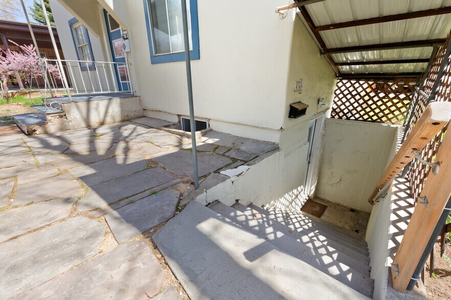 Private and secure entrance - 414 N Avenue E Ave