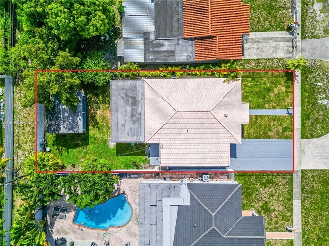 Building Photo - 685 W 35th St