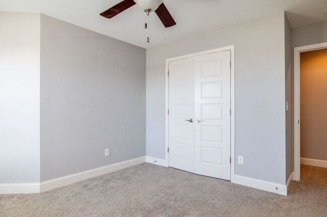 Building Photo - Maryville 37801 - 4 bedroom, 2.5 bath home...