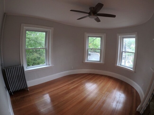 Building Photo - Nicely renovated, pet friendly 1 bed unit ...