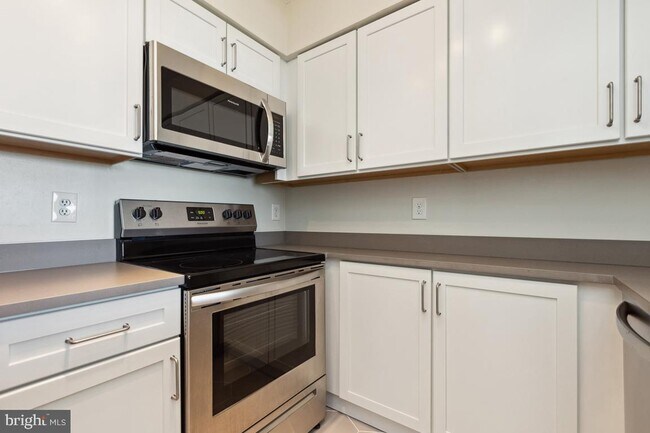 Building Photo - 10101 Grosvenor Pl