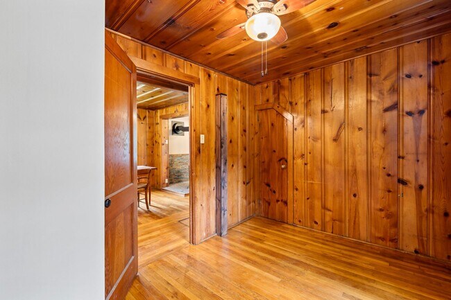 Building Photo - Charming Black Mountain Rental!