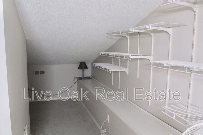 Building Photo - 3200 Lynnhaven Dr