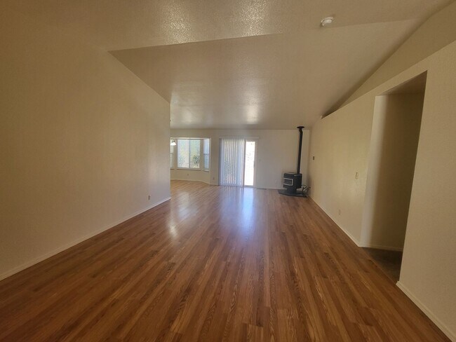 Building Photo - 996 Desert Dr