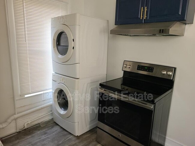 Building Photo - 3225 Lyons Ave