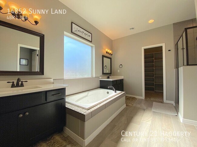 Building Photo - Gorgeous 4 Bedroom Refrig A/C Home