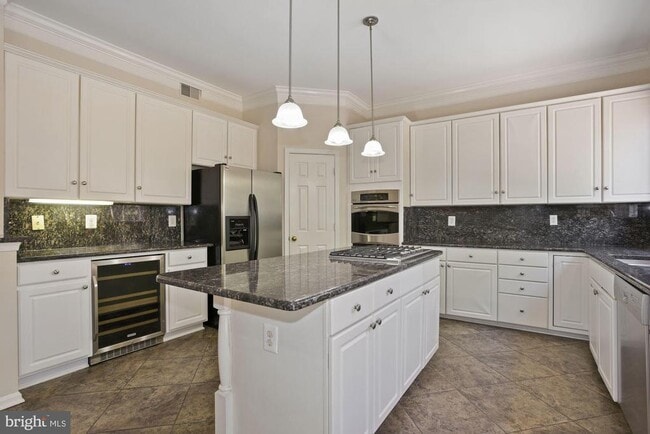 Building Photo - 4002 Rosemeade Dr
