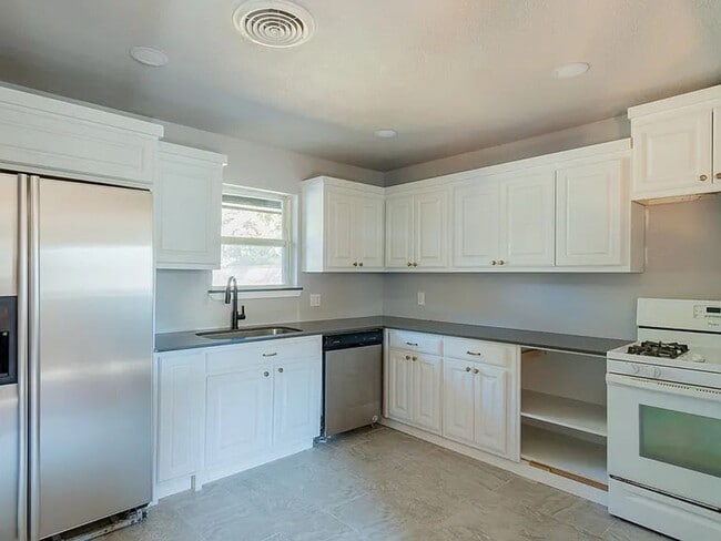 Building Photo - 4200 Kenwood Ct