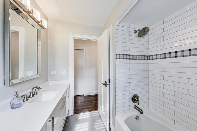 Building Photo - 511 S Dwyer Ave