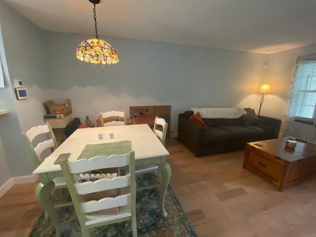 Building Photo - Cozy 2B/2B Remodeled Town Home Just Minute...