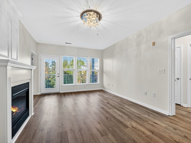 Building Photo - Beautiful 2 BR 2 BA condo in the heart of Ballantyne.