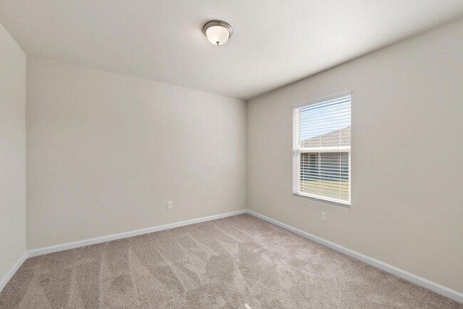 Building Photo - 511 Whispering Creek Ave