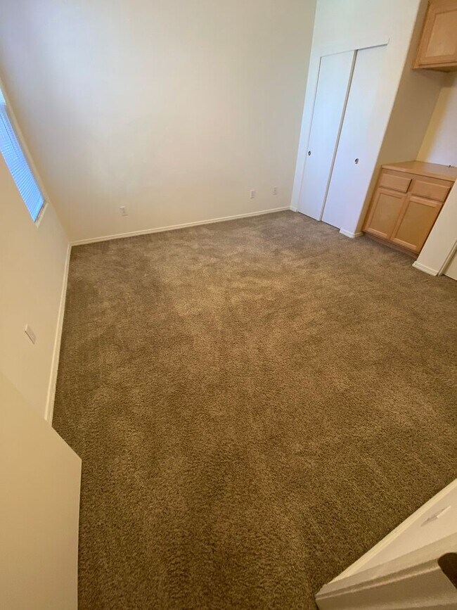Building Photo - Centrally Located Downstairs Condo in the Oak Creek Villas
