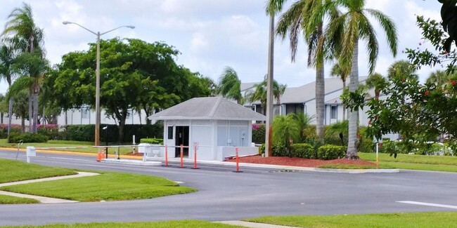 Building Photo - 1015 Green Pine Blvd
