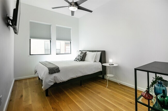 Building Photo - 511 Memorial Heights Dr