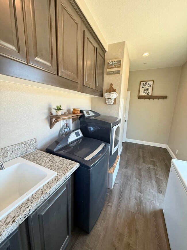 Building Photo - BEAUTIFUL 4 BEDROOM 2 BATH HOME IN ARROYO ...