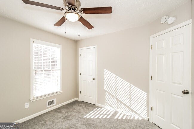 Building Photo - 585 Nottingham Dr