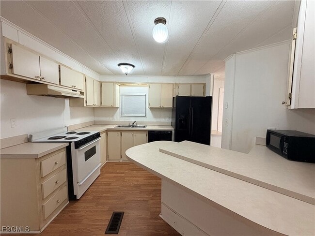 Building Photo - 106 Gaslight Ave