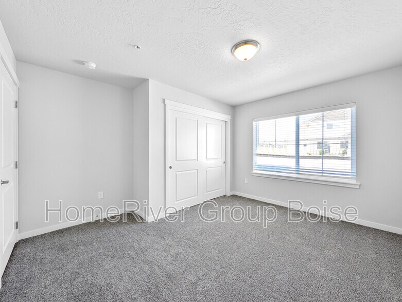 Building Photo - 857 E Travel Ln