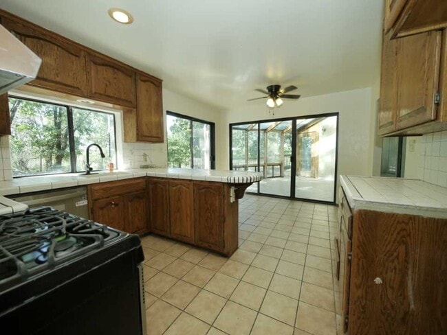 Building Photo - 703 Deer Ln