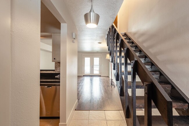 Building Photo - Newly Renovated 2 Bed 1.5 Bath Townhouse