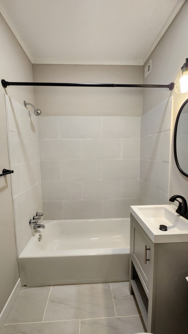 Building Photo - Completely Remodeled 2/2 Condo