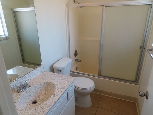 Building Photo - Renovated 2 Bed, 2 Bath Apartment in the h...