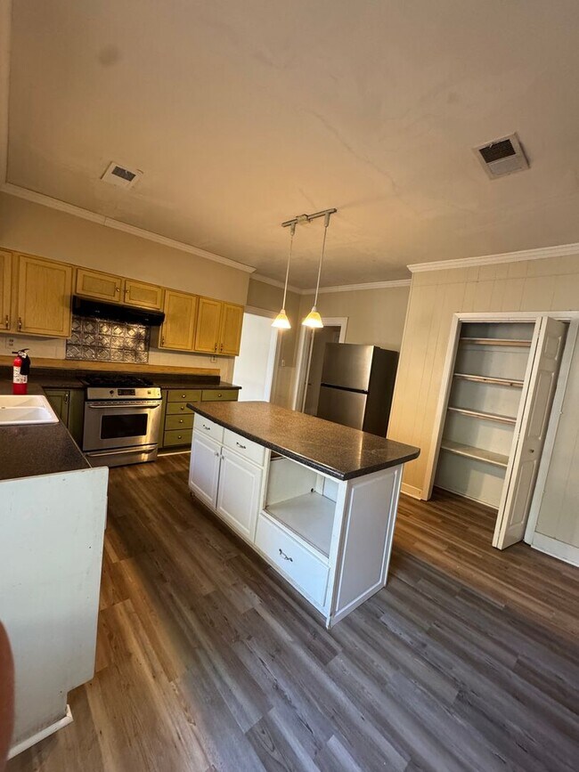 Building Photo - Historic Charm in Evergreen