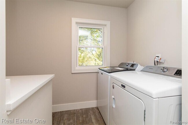 Building Photo - 5485 Hammersmith Dr