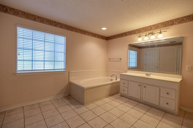 Building Photo - ONE FREE MONTH ON 13 MONTH LEASE!Charming ...