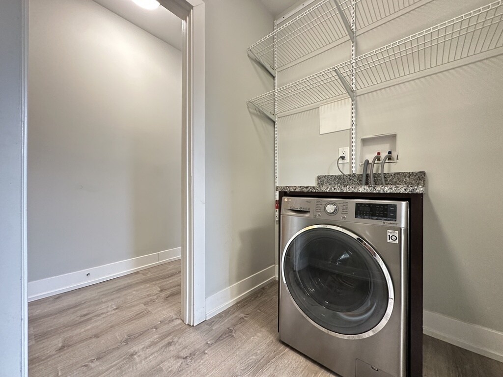 Building Photo - 722 W Brompton
