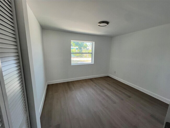 Building Photo - 422 SW 4th Ave