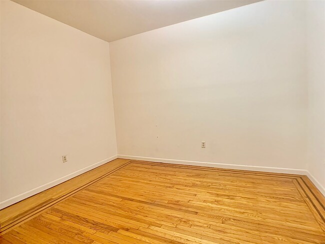 Building Photo - 106 11th St