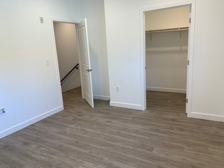 Room 1 - 14727 Friar St