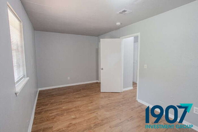Building Photo - Charming 3-Bedroom Home in Del City - Read...