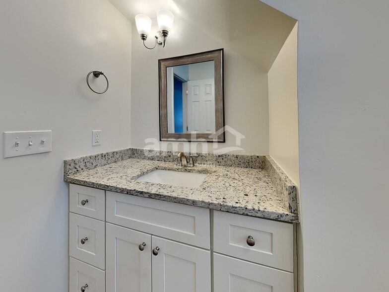 Building Photo - 581 Lakeside Valley Dr