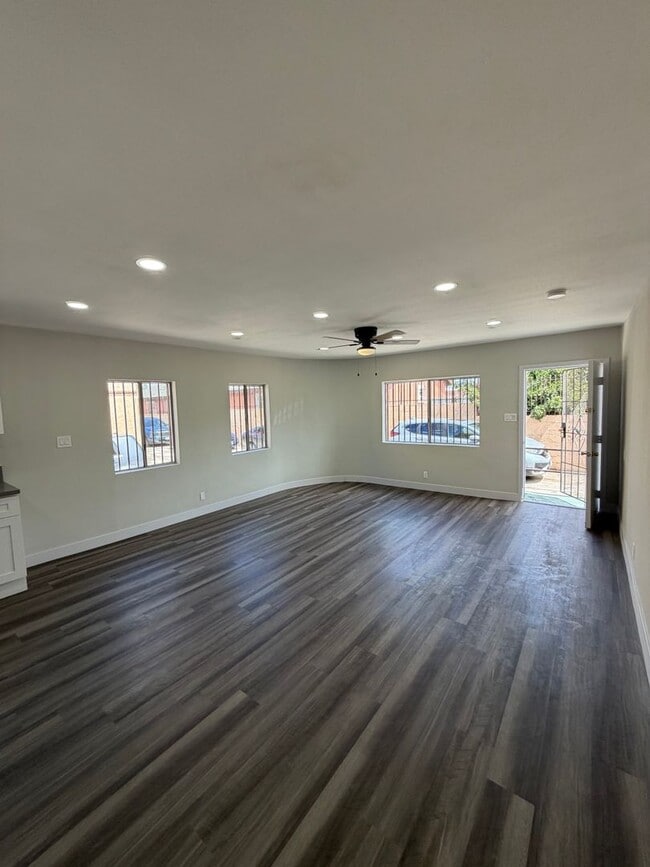 Building Photo - 601 W 94th St