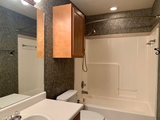 Building Photo - 2/2 For Rent in Barnett Bend!