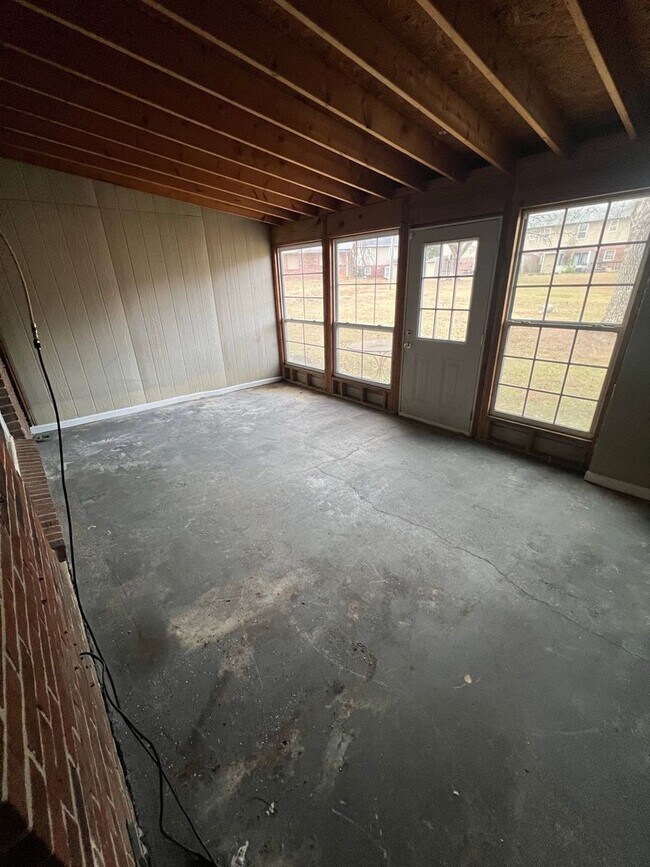 Building Photo - COMING SOON!!! 3 bed 1.5 bath TOWNHOME!!