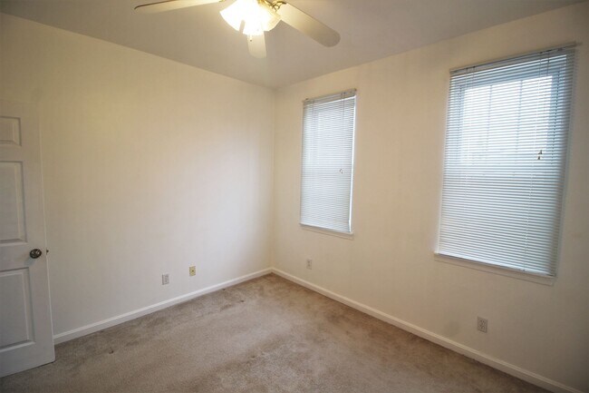 Building Photo - Gorgeous 2bd/1.5 ba Canton townhome. OSP, CAC, W/D and more! Available 3/13