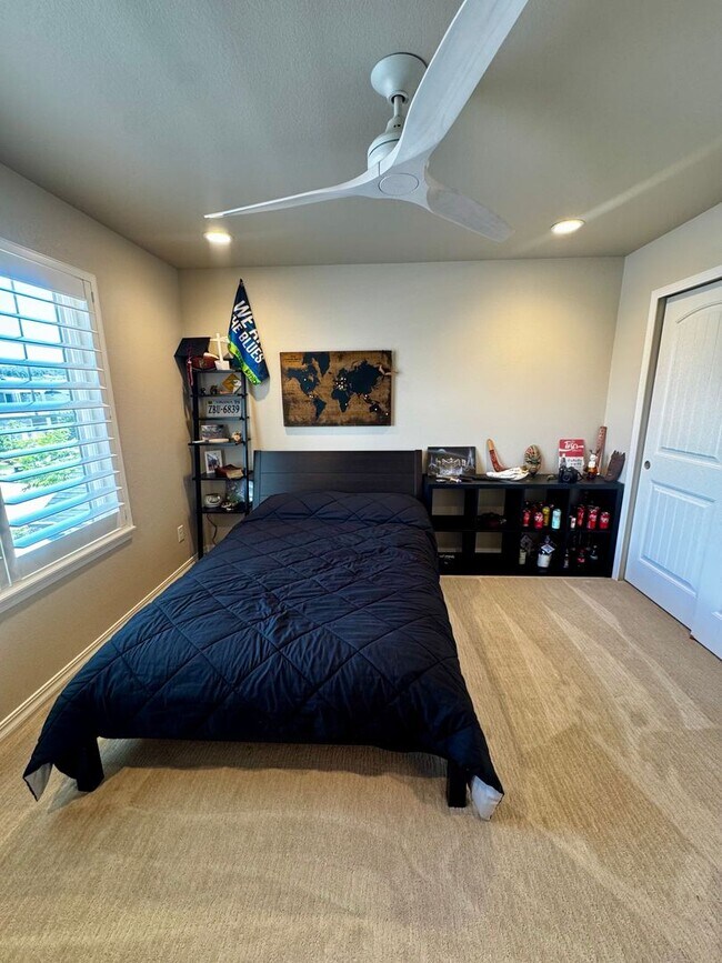 Building Photo - Stunning 5 Bedroom Home in Cordera with access to Community center with pool