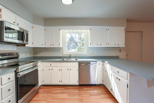 Building Photo - 332 Deerfield Rd