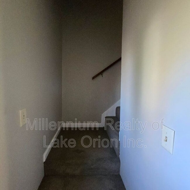 Building Photo - 644 E Meyers Ave