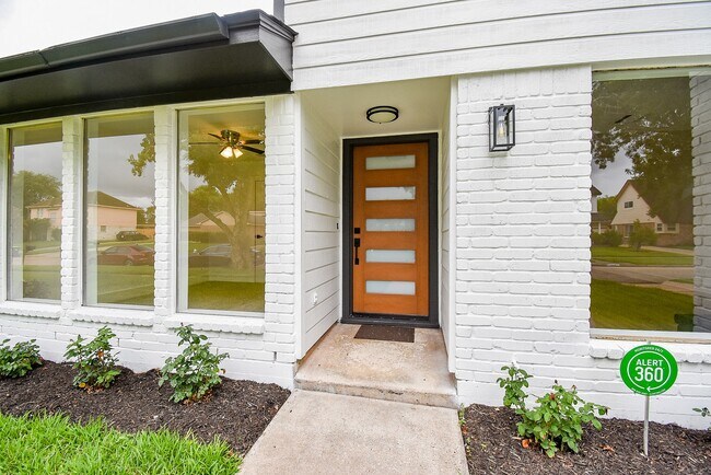 Building Photo - 1815 Mustang Springs Dr