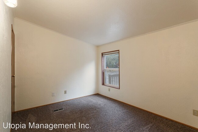 Building Photo - 3 br, 1.5 bath House - 412 SPRAGUE VALLEY DR