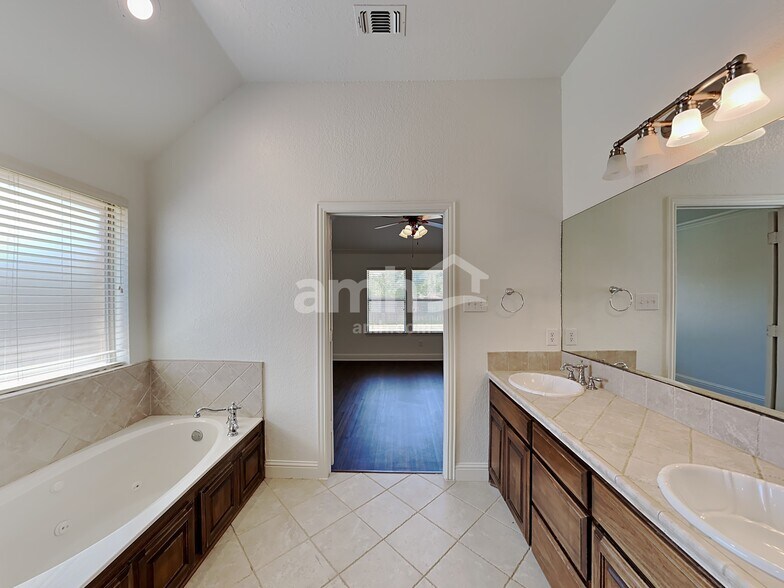 Building Photo - 337 Stanley Dr