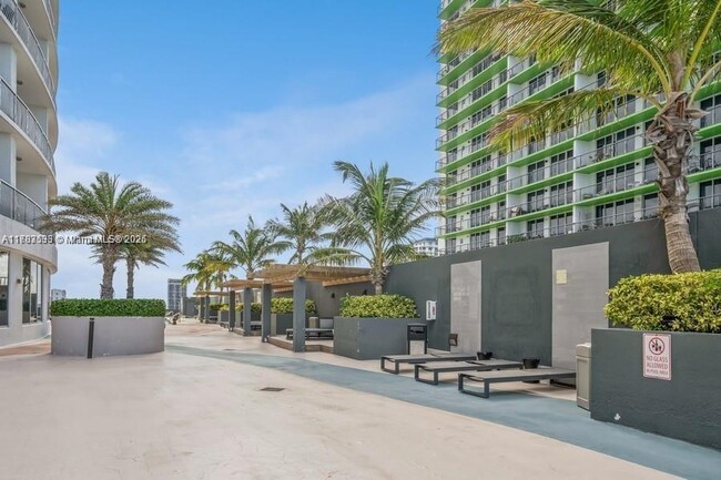 Building Photo - 1750 N Bayshore Dr