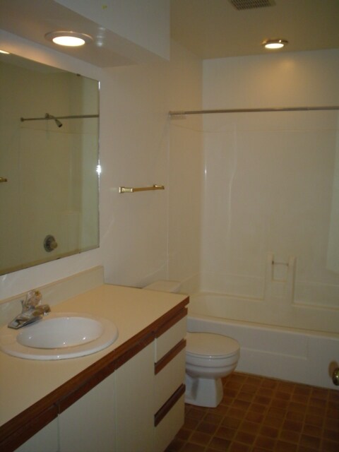 Building Photo - Convenient Location!! Spacious Bedrooms! S...